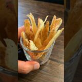 【2500万回再生ポテトレシピ🥔】じゃがいもの皮の美味しさに気づいた〇〇　※注:じゃがいもの芽や緑色になった皮にはソラニンやチャコニンという毒素が多く含まれており食中毒を引き起こす可能性があります！