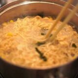 サッポロ一番しょうゆ味にわかめ入れてみた