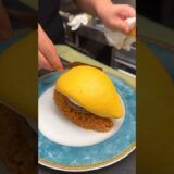 大会で日本一に輝いた極上オムライス！ハンバーグとカマンベールを丸ごと挟んだ豪快な一皿【さん太：愛知岡崎】