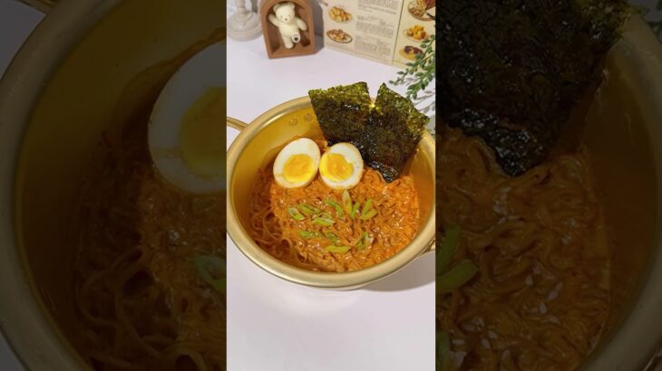 Spicy ramen hacks ala @its.byra_  kamu mau coba? Kuahnya yang creamy dan pedas pastinya yummy banget