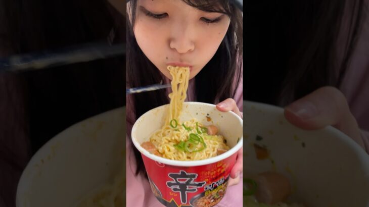 辛ラーメンを女子大生がカルボナーラ風にアレンジしたよん^ – ^
