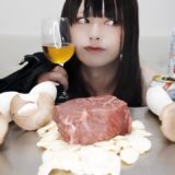 1頭から1kgしか取れないお肉でニンニク盛りのガーリックステーキでビールを飲みまくる【BALMUDA The Plate Pro】