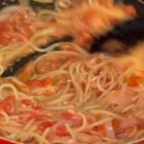 [貧乏飯]節約レシピ！！油なしフライパン１つで作れるツナと玉ねぎのトマトパスタの作り方！！！