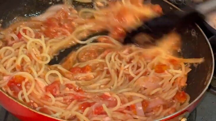 [貧乏飯]節約レシピ！！油なしフライパン１つで作れるツナと玉ねぎのトマトパスタの作り方！！！