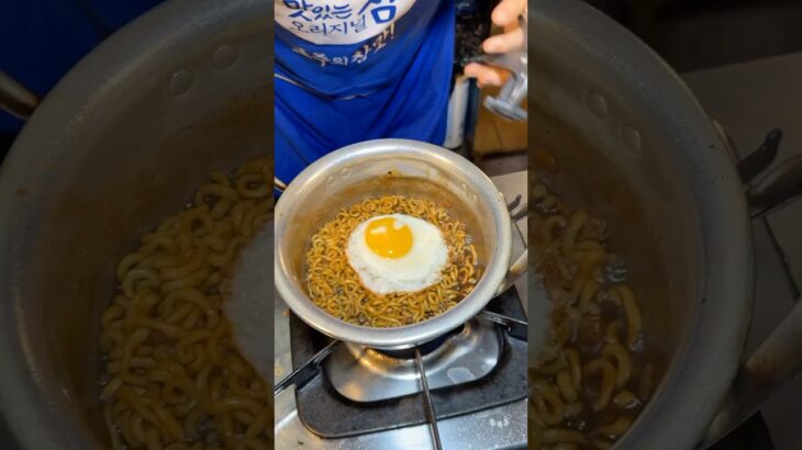 Korean Egg Noodles – Ramyeon 4,000KRW) – Korean Street Food #shortsvideo