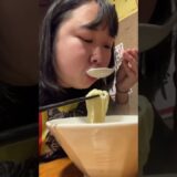 塩ラーメン(大盛り)食べるおっさん