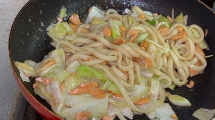 節約レシピ番外編！！サーモン和風焼きうどんの作り方！！！