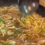 一人暮らし節約レシピ！！うま辛あんかけラーメンの作り方！！！