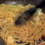 一人暮らし節約レシピ！！えび、もやし、白菜の上海焼きそばの作り方！！！