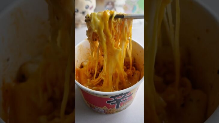【韓国グルメ】SNSて話題の辛ラーメンの新作アレンジした結果🍜ww #shorts