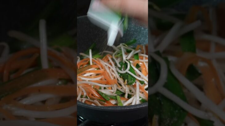 Upgraded Instant Ramen | Quick Veggie Ramen Hack 🍜🥕