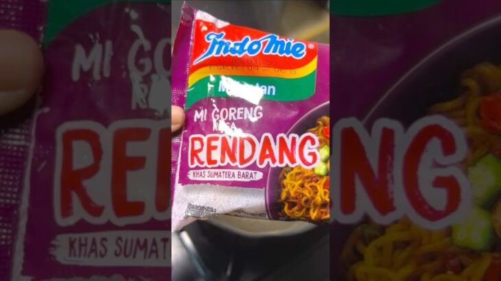 Pertama kali nyobain dan ternyata enak juga indomie varian rendang ini 😍😋#indomii #indomierendang