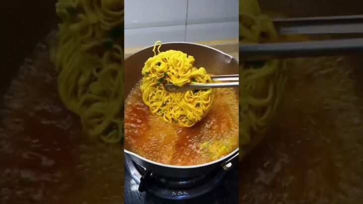 Mie kuah telur dan sosis pedas gurih #miekuah #indomie #resepmie #cooking #shortvideo