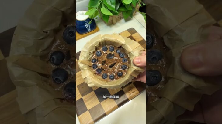 只需要一个微波炉3分钟做出爆浆蓝莓巧克力蛋糕，厨房小白轻松做出，邪修修炼就是快 #food #美食教程